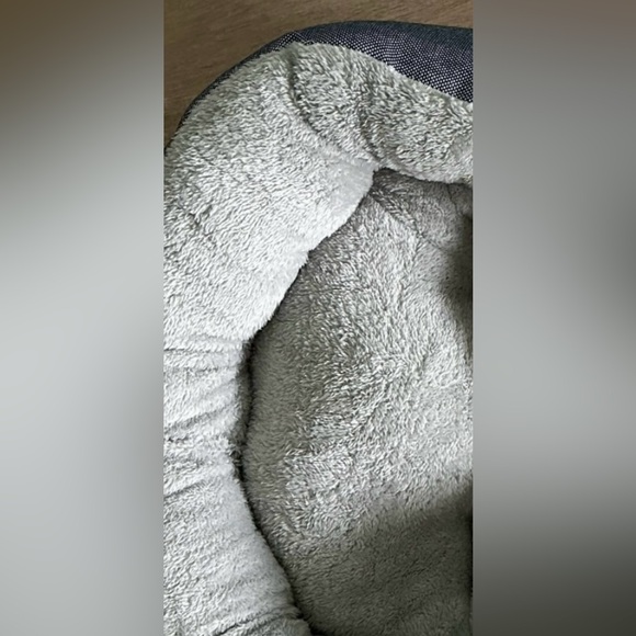 Plush & Comfy Bed For Your Fur Baby!! - Picture 4 of 10